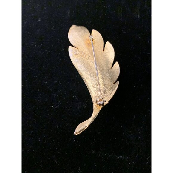 Vintage BSK Textured Gold Tone Leaf Brooch (1202) - Picture 4 of 5